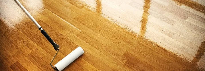 Holzfußboden wird mit Lackrolle lackiert